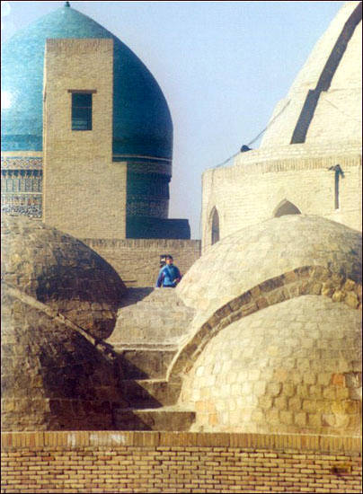 Bouchara, Oezbekistan - koepels van een overdekte markt met daarachter de koepel van de Mir i Arab medresse