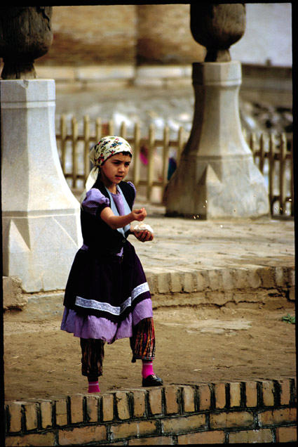 Nurata, Oezbekistan - broodstrooiend meisje