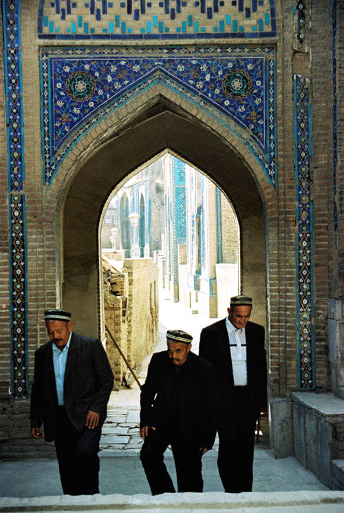Samarkand, Oezbekistan - mannen in Shah i Zinda