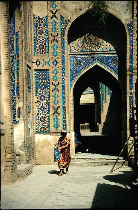 Samarkand, Oezbekistan -  Traditioneel geklede vrouw in Shah i Zinda